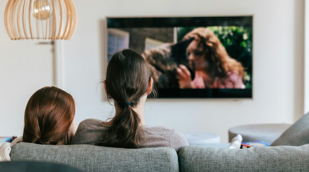 dos mujeres viendo la teelvisión