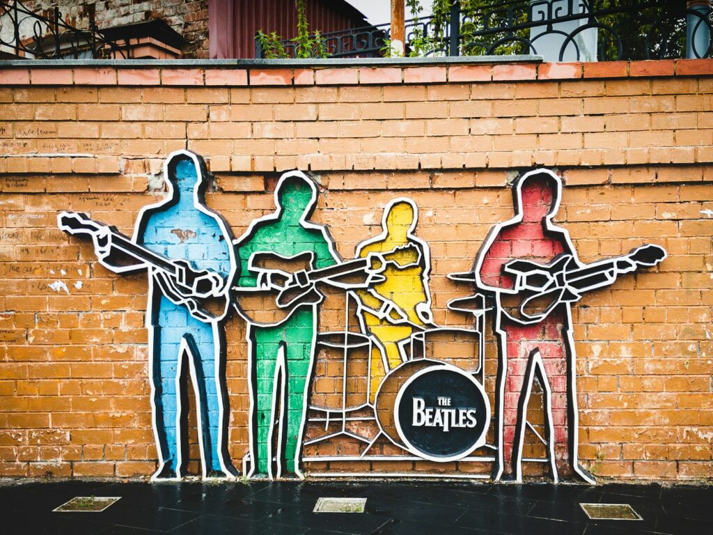 imagen de siluetas de los beetles en una pared de ladrillos
