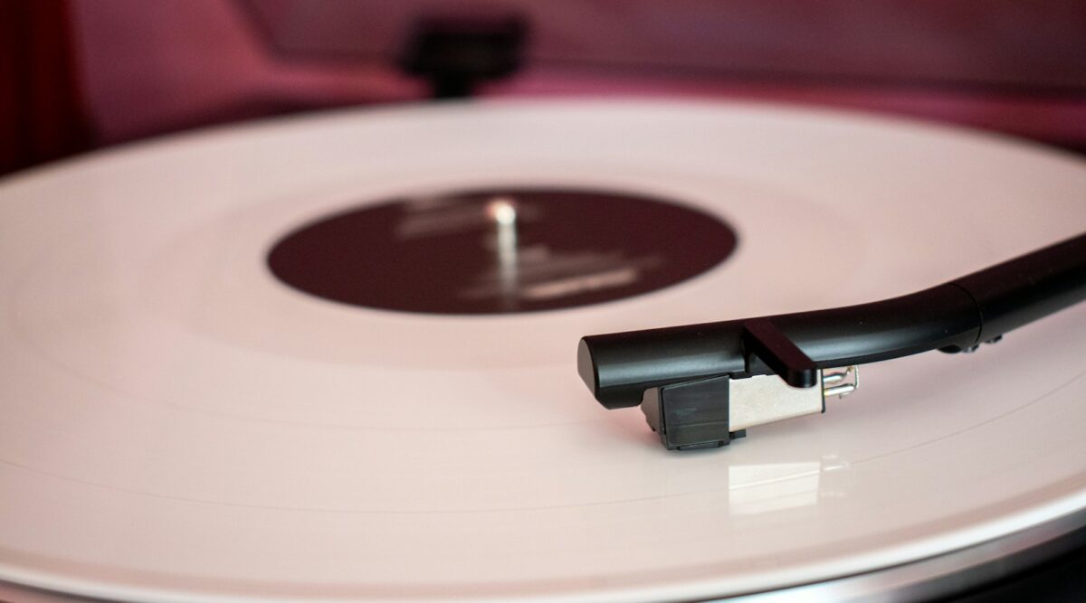 un tocadiscos con un vinilo rosa