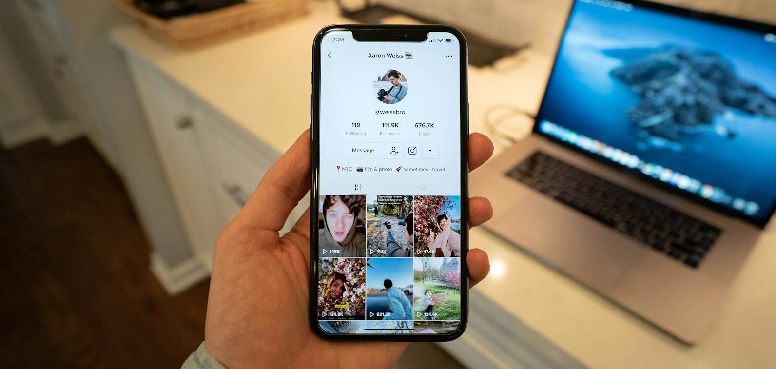 persona sosteniendo un teléfono móvil con la aplicación tiktok abierta para representar el brain rot